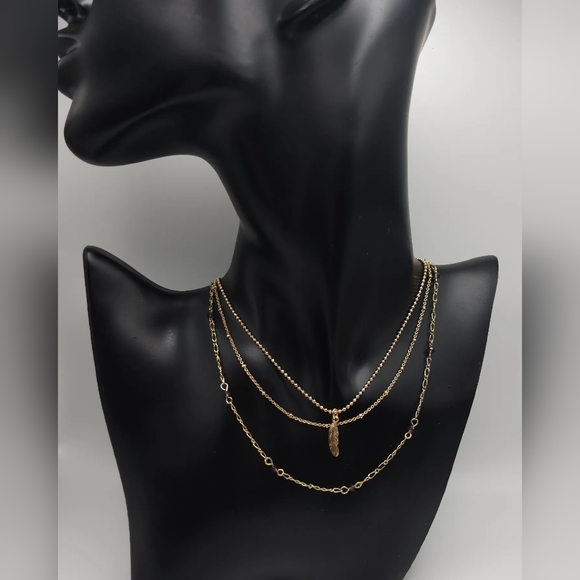 Layered chain feather charm necklace - Picture 3 of 6